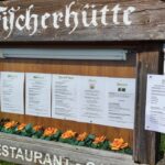 Die Fischerhütte auf der Promenade am Hopfensee.